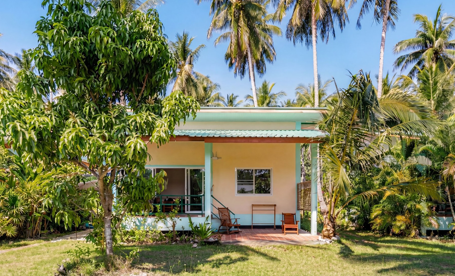 The Retreat – Beach Bungalow with Living Room at Green Heaven Koh Samui