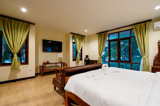 The bright bedroom with large windows facing the garden and the sea, Green Heaven Bungalows, Ang Thong, Koh Samui