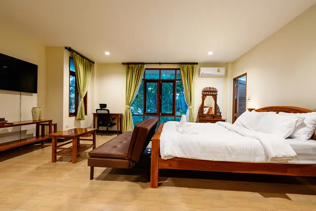 King-size bed, seating area and Smart TV, Green Heaven Bungalows, Ang Thong, Koh Samui
