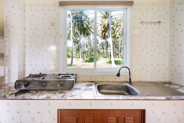 Kitchen with gas hob and sink, window onto the palm garden, Green Heaven Bungalows, Ang Thong, Koh Samui