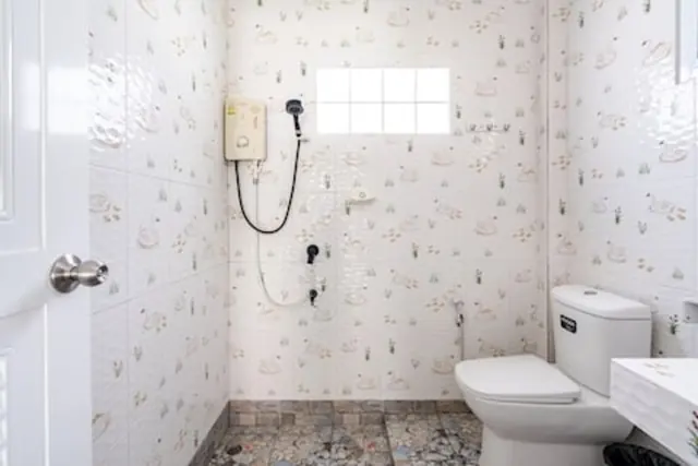 Private bathroom with shower and hot water, Green Heaven Bungalows, Ang Thong, Koh Samui