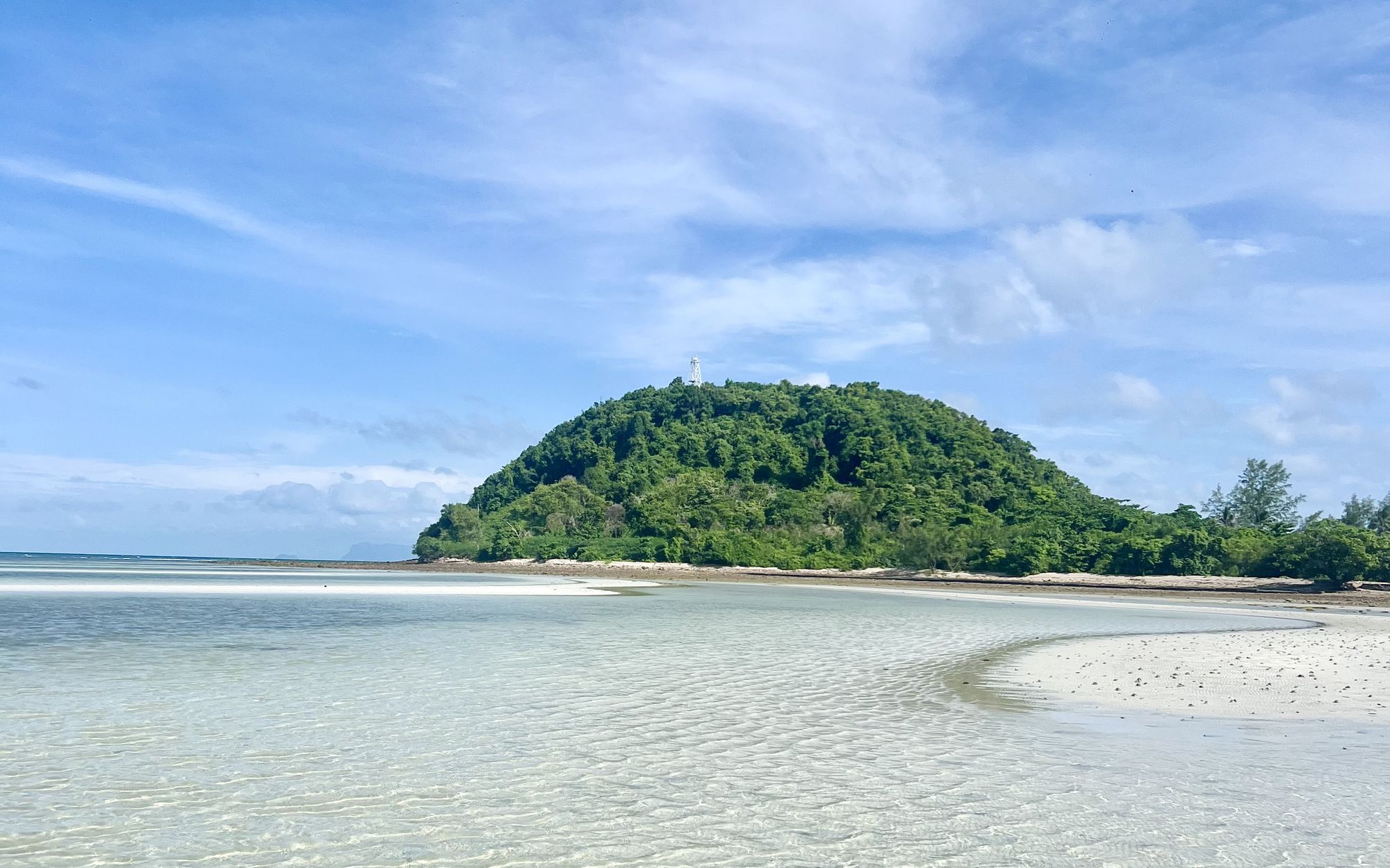Crystal clear shallow water and sandbank at the beach of Green Heaven Bungalows, Laem Yai, Ang Thong on Koh Samui